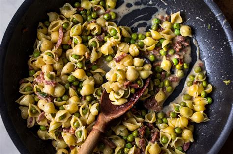 This can be served with a hot soup. Creamy Pasta With Smoked Bacon and Peas Recipe - NYT Cooking