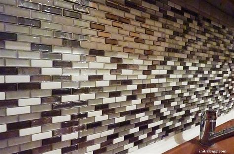 Le concept de ce revêtement sonne un peu comme un acte de rébellion : Test : le carrelage adhésif par Smart Tiles! - Initiales GG ...