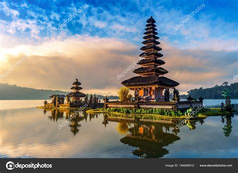 If you are planning a short trip to bali, visiting this architectural brilliance is an absolute must! Pura ulun danu bratan temple in Bali, indonesia. — Stock ...