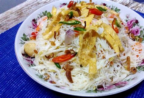 Mee goreng ayam, is stir fried noodles with chicken. SurayaMSyed: Bee Hoon Goreng Singapore