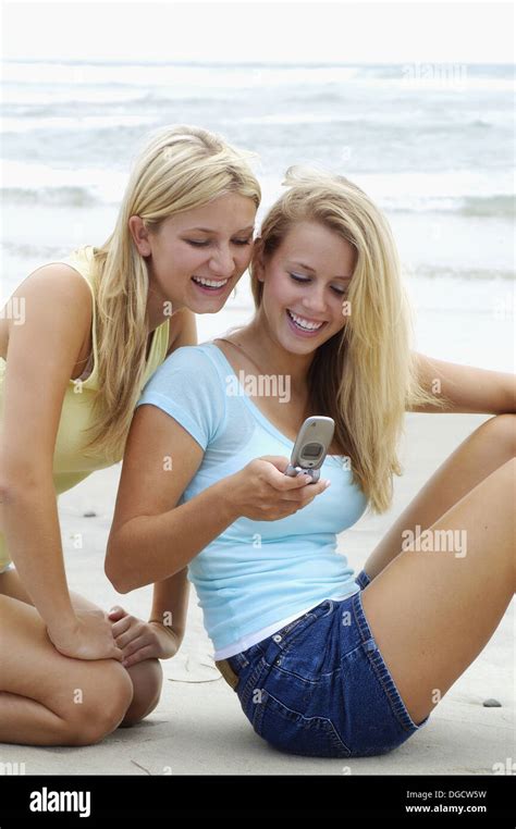 Teen Girl Text Messaging Beach Banque De Photographies Et Dimages à Haute Résolution Alamy