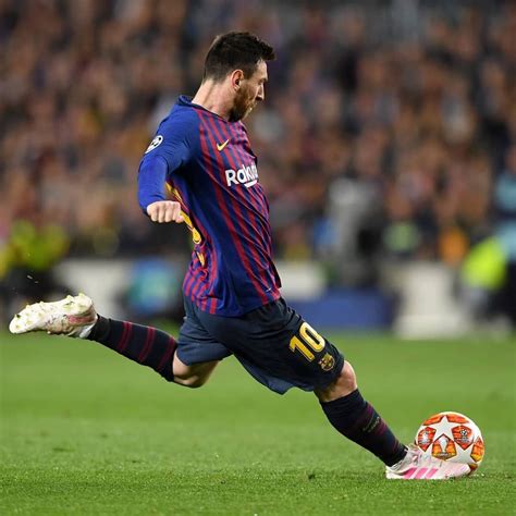 Khiêu Vũ Messi Wallpaper Kick Cùng Messi Trên Sân Cỏ