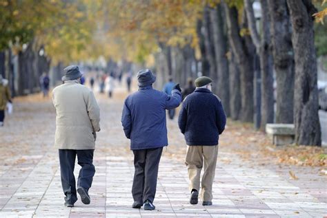 Ancianos Caminando Por El Paseo De La Senda De Vitoria Edición