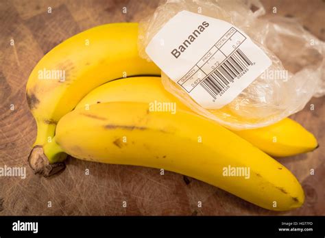 Drei Bananen Von Tesco Supermarkt Zeigt Das Label Preis Und Barcode