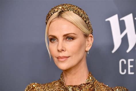 Ausschnitte unter der Büste und an den Hüften Charlize Therons neue