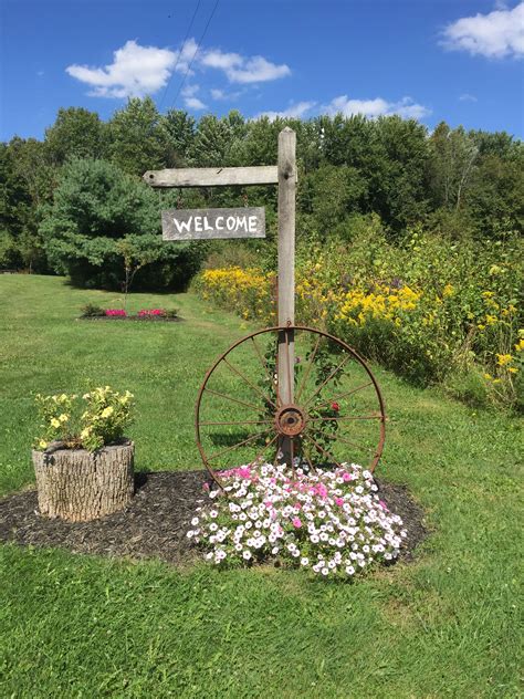 Bright, beautiful, fun and friendly, these durable, handmade items will brighten up any yard or front porch for. I love wagon wheels and flowers | Garden yard ideas ...