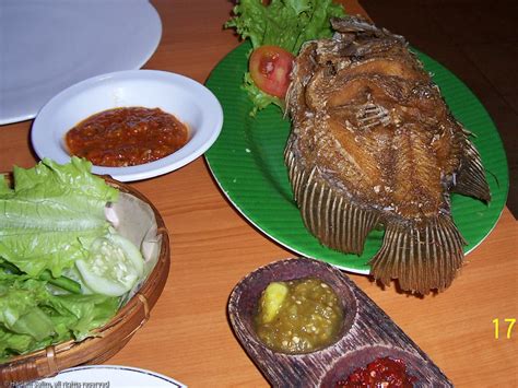 Bakso goreng siram sambal lalapan daun pepaya mukbang indonesia. All sizes | Ikan Gurami Goreng, Sambal, Lalapan | Flickr ...