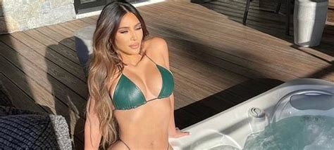 Kim Shfaqet “hot” Me Bikinit E Vogla Tregon Më Shumë Se Sa Duhet Epoka E Re
