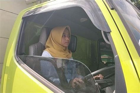 Kisah Devita Gadis 22 Tahun Lakoni Jadi Sopir Truk Dan Operator