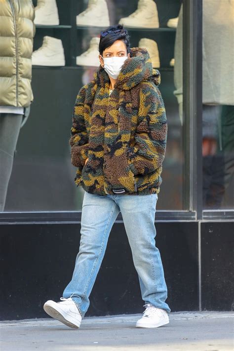 Physical characteristics of a water lily. LILY ALLEN Leaves a Bakery Shop in New York 11/02/2020 ...