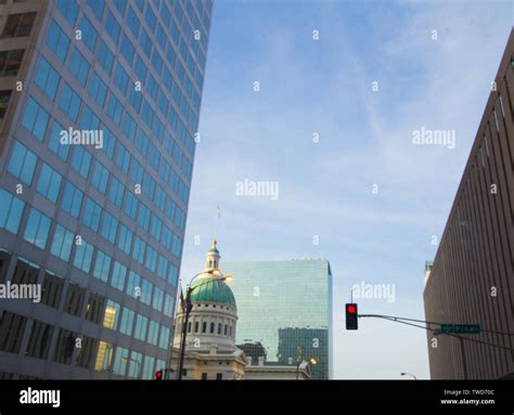 Old Courthouse And Skyscrapers St Louis Missouri Stock Photo Alamy