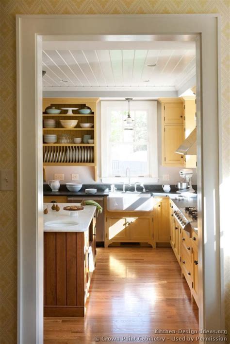 It uses space in a very efficient way. Country Kitchen Design Pictures and Decorating Ideas ...