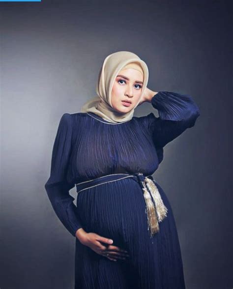 Pin By Amir Hyqal On Maternity Pictures Gaya Ibu Hamil Wanita Hamil Wanita Berlekuk