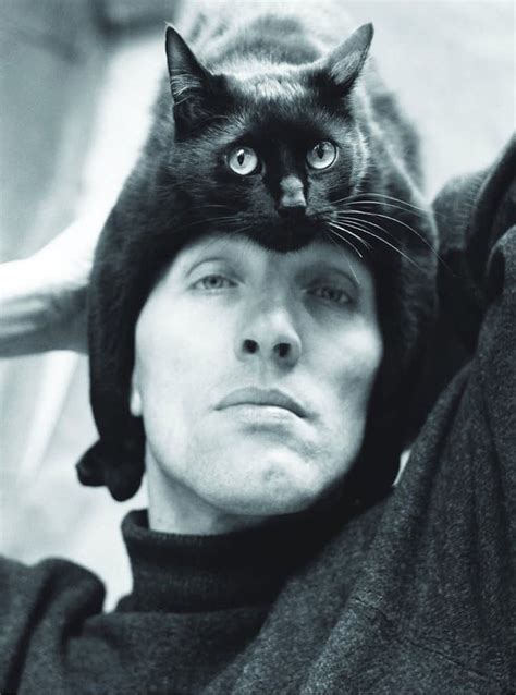 50 Intimate Portraits Of Famous Artists And Their Pet Cats