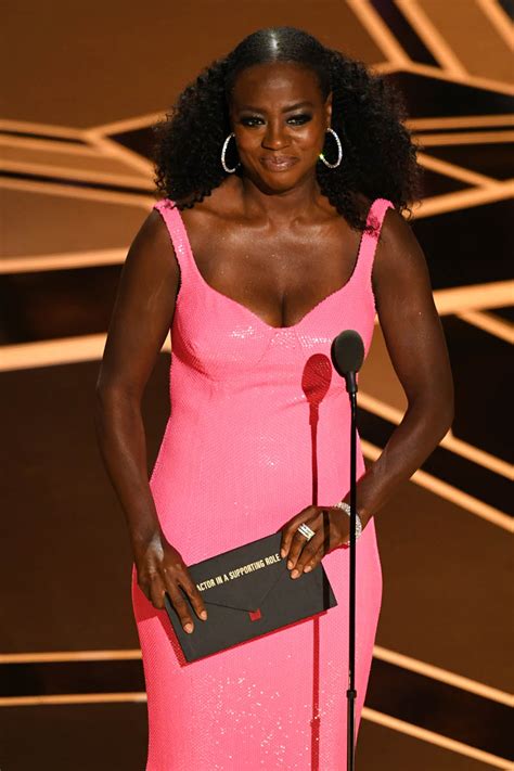Viola Davis Wows At The 2018 Oscars In Her Hot Pink Dress