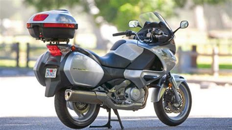 A unique bike in the motorcycling world with a potentially endless number of variations: Battle Aprilia Mana 850 GT ABS vs Honda NT700V ABS ...