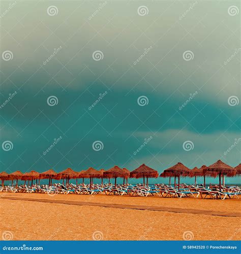 Relaxe E Guarda Chuvas Das Cadeiras De Praia No Oceano Foto De Stock