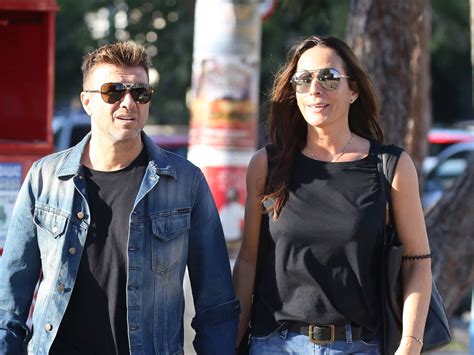 Θρήνος στο ελληνικό τραγούδι μετά την είδηση του θανάτου του μεγάλου γιάννη πουλόπουλου, που έφυγε από την ζωή στα 79 του χρόνια, μετά από προβλήματα υγείας που αντιμετώπιζε. Γιώργος Κακοσαίος: "H μητέρα μου ήθελε μια άλλη ζωή για ...