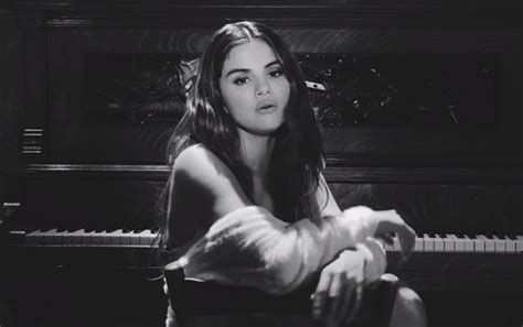 Yovie dimulai dengan y, klik y. Ekspresi Selena Gomez di MV 'Lose You To Love Me' Versi Baru Banjir Komentar Beragam