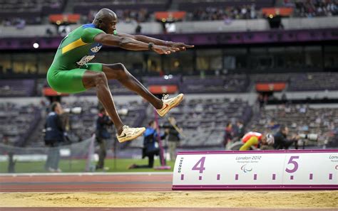 No salto com vara, o comprimento das varas mede entre 2,80 a 3,40 m tanto para homens como para mulheres. Salto em Distância - Andre Oliveira | 31/08/2012 - Londres ...