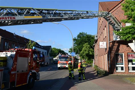 Helle, freundliche wohnung im 1. Feuerwehr dringt über Drehleiter in Wohnung ein: Fehlalarm ...