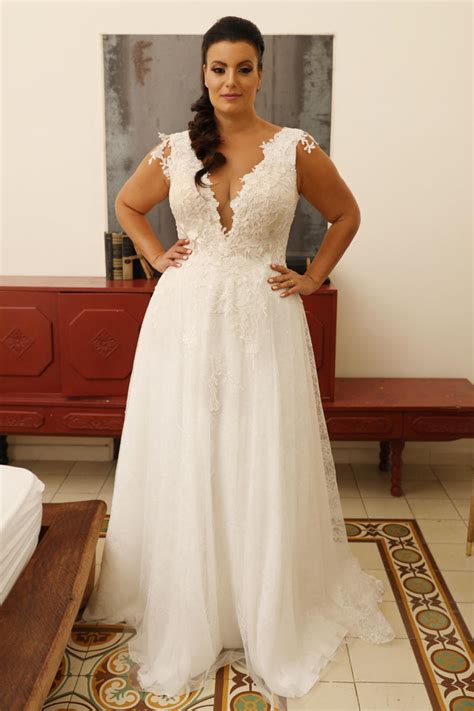 Wedding Dresses For Curvy Women Top 10 Wedding Dresses For Curvy Women Find The Perfect Venue