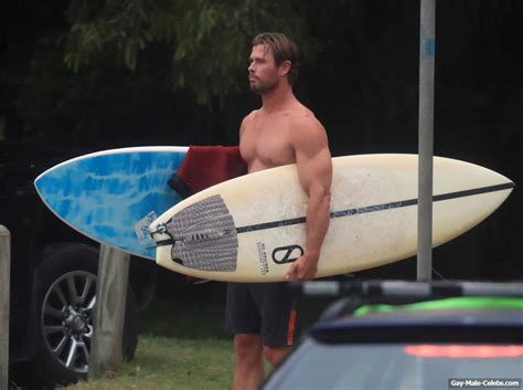 Chris Hemsworth Shirtless And Viewing His Muscle Naked Male Celebrities
