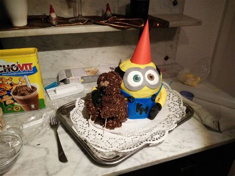 Da mein kleines schulkind am letzten tag der zweiten klasse auch seinen letzten tag in der alten schule hatte (eine neue schule ist allerdings noch nicht in sicht, aber das ist eine andere geschichte. Minion-Torte mit Kinderschokoladencreme (Rezept mit Bild ...