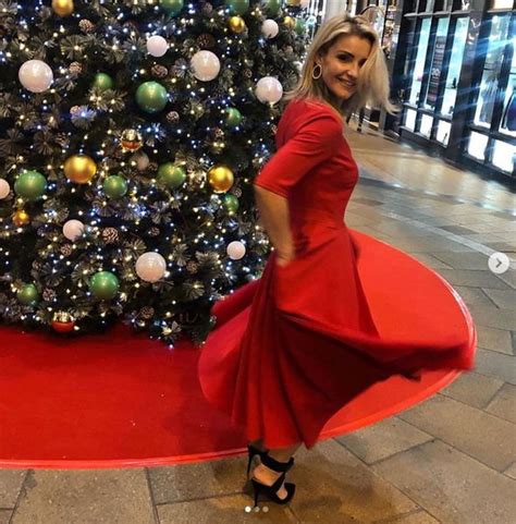 Helen Skelton Countryfile Presenter Dons Festive Red Dress For Girls