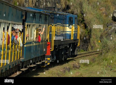 La India Tamil Nadu Los Turistas En El Ferrocarril De Montaña Nilgiri