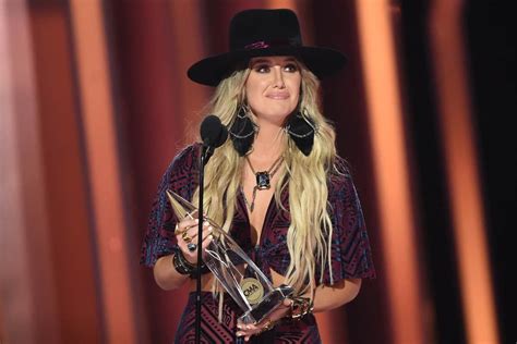 Lainey Wilson Left Speechless After Winning Two Cma Awards This One Right Here Is For My Daddy
