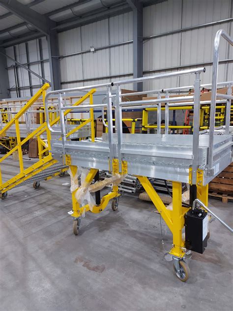 Manual Hydraulic Height Adjustable Vehicle Access Platforms Working