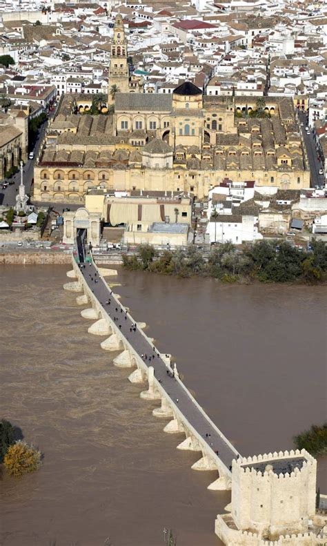 Mientras que en la falda, córdoba, se registró una caída de más de 140 milímetros de agua en pocos minutos, la lluvia en la ciudad pampeana de santa rosa alcanzó los 45 milímetros. El desbordamiento del río Guadalquivir en Córdoba afecta a ...