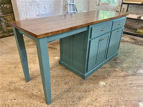 A very popular choice in open plan homes, the island kitchen provides a large work surface or storage area in the middle of the kitchen. Kitchen Island with End Seating Area WRF1018 - Worthy's ...