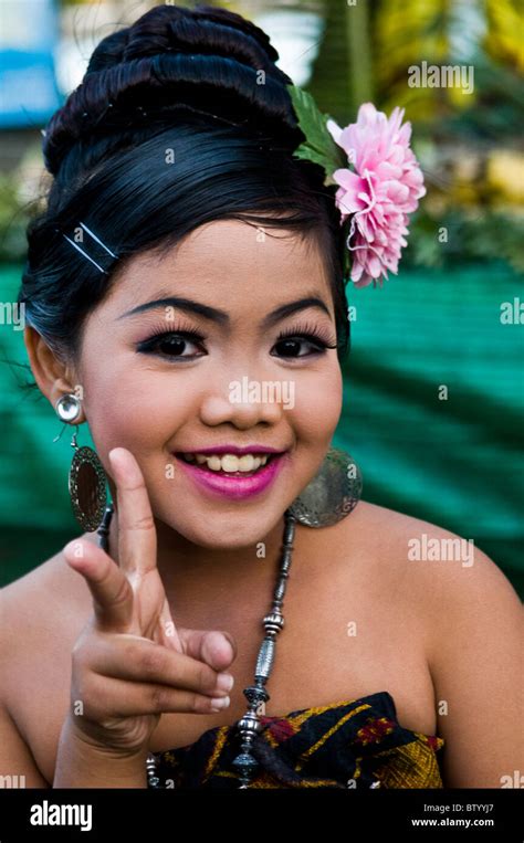 Belles Filles Thaïlandaises Lors Dun Concours De Beauté Photo Stock