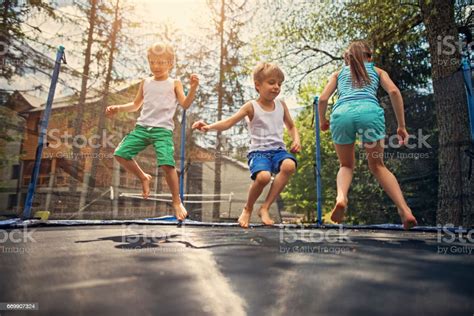 대형 트램 폴 린에 점프 하는 세 아이 들 트램폴린에 대한 스톡 사진 및 기타 이미지 Istock