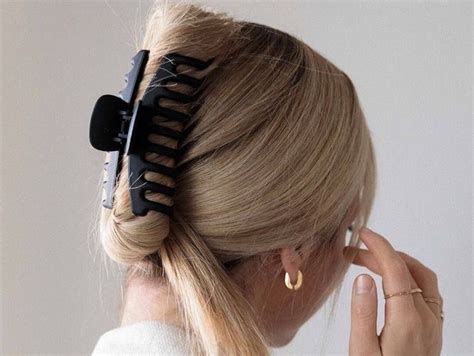 12 trendy claw clip hairstyles for 2023 transform your tresses in minutes ipsy