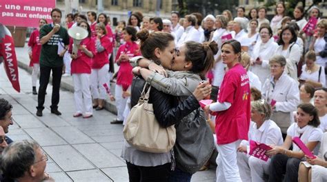 Lesbian Couple Kisses In Front Of A Anti Gay Protest In France Pics