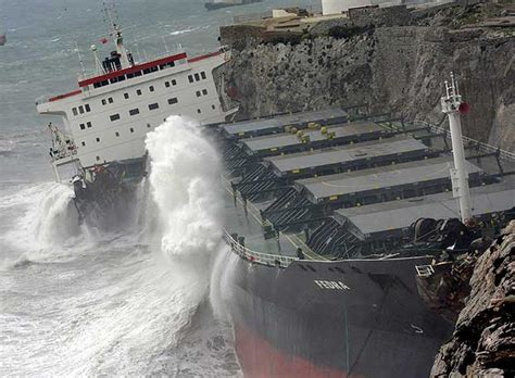 Barco Encallado En Punta De Europa En Aguas De Gibraltar España El
