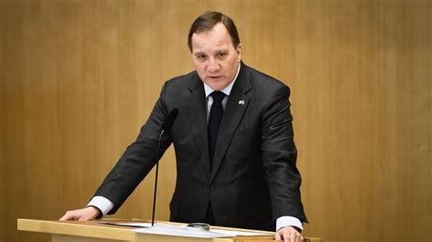 *sits in the crowd of a huge festival seemingly without any sort of protection or bodyguards*. Löfven: Begränsning av public service hot mot demokratin