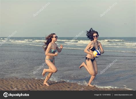 Niñas Jugando Voleibol En La Playa — Foto De Stock