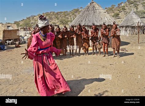 Himba Women Dancing Fotos Und Bildmaterial In Hoher Auflösung Alamy