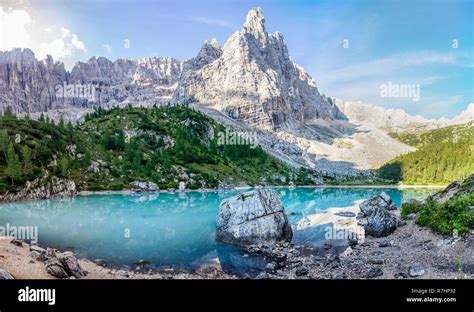 Astonishing Lake Sorapis In The Italian Dolomites Lago Di Sorapis