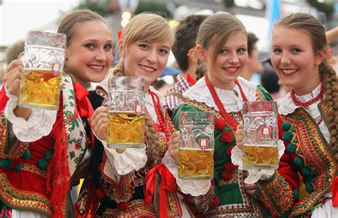vestidos tradicionales cocina alemana y mucha cerveza ¡el oktoberfest abre sus puertas
