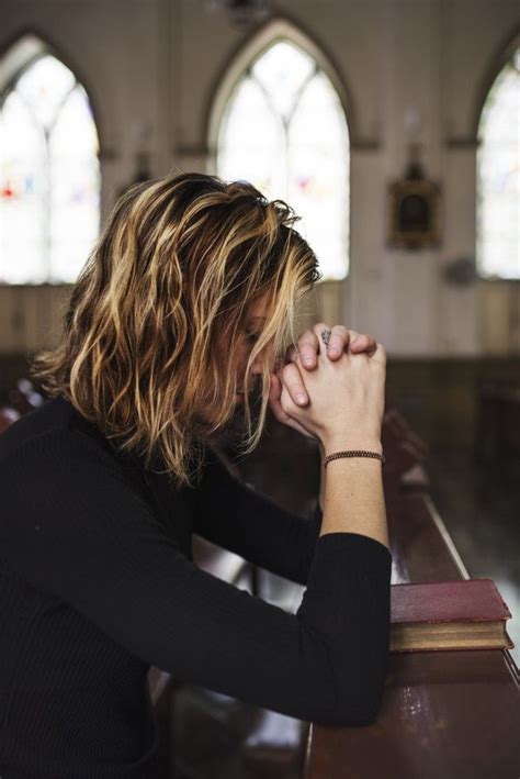 Mulher Orando Em A Igreja Foto Premium Mulher Orando Orando Orando De Joelhos