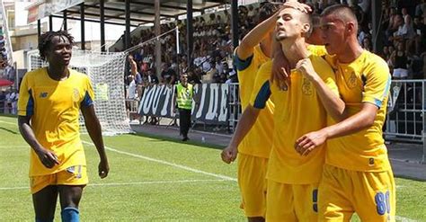 He currently plays as a midfielder (centre) in primeira liga for club porto. Fábio Vieira chamado ao treino por Sérgio Conceição ...