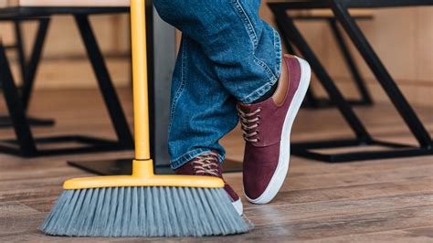 Die wohnung muss sauber sein, die böden gekehrt und die teppiche gesaugt. Wohnung besenrein übergeben ‒ was heißt das?