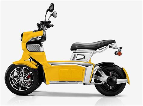 Three wheel electric mobility scooters. doohan ev3 itank electric three-wheel urban crossover scooter