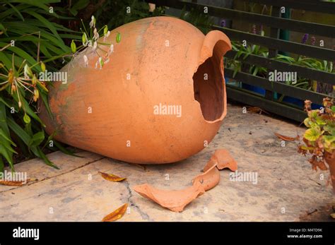 Pot En Terre Cuite Cassée Photo Stock Alamy