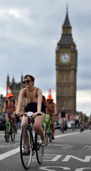 Da Londra A Caracas Nudi In Bici Contro Le Auto La Repubblica